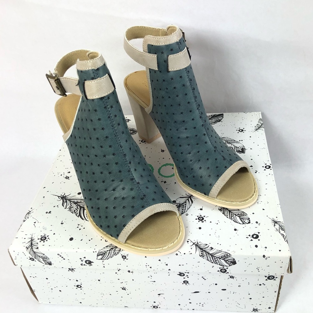 Groove Nyah Women’s Chunky Peep Toe Sandals